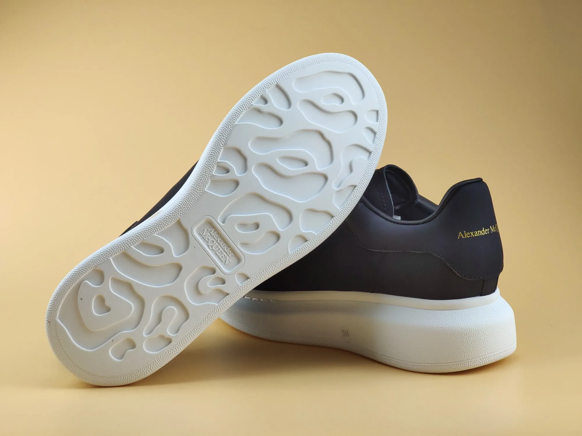👟👟Ex-factory price 480 👟👟 ALEXANDER MQUEEN (McQueen) 🎉The highest quality silk cowhide version on the market🎊, imported water-dyed sheepskin inside, 1:1 replica at the counter, star style T stage catwalk, a must-have for fashionistas , the original high-temperature and ultra-clear air pressure logo on the foot, absolutely counter-matched version, the arc of the back bag is truly genuine 0⃣ difference, using an exclusive privately molded double-layer vacuum outsole, which is light on the foot and has excellent rebound! Running🏃✈The first choice item for outdoor sports💅💅Trend and fashion coexist📣Female style: 35-39, male style: 39-44 with original packaging